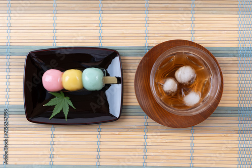 串だんごのようなあんこ玉と麦茶