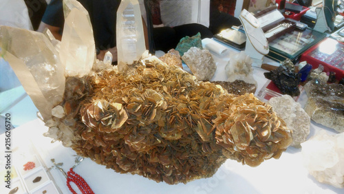 Foto Large Clear Quartz Crystals On Golden Brown Bladed Mineral Specimen