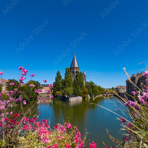 Konstfotografi Temple Neuf church standing on an island in the Moselle River with blooming flow