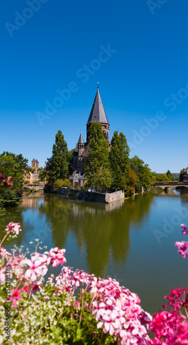 Obraz na płótnie Temple Neuf church standing on an island in the Moselle River with blooming flow
