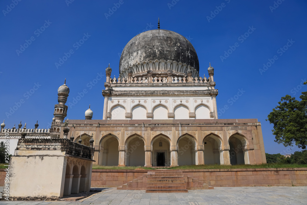 Obraz premium Qutb Shahi Tombs displaying ancient Islamic architecture in Hyderabad