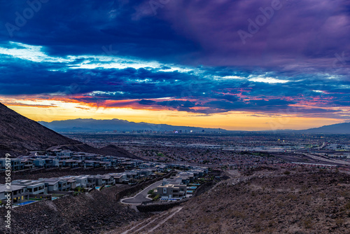 Canvas Print Scenic hillside view of Las Vegas valley and skyline during colorful dramatic su