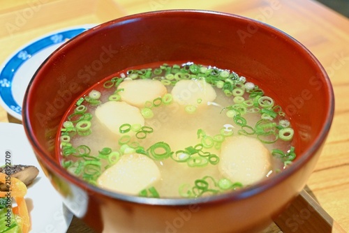 お麩と小ネギが浮かぶ温かいお味噌汁