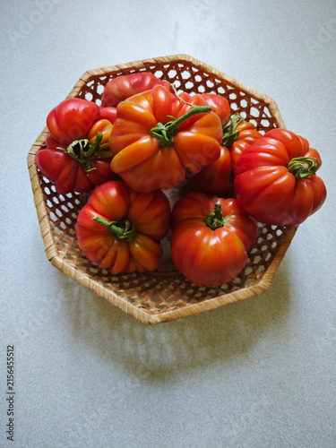 Cesta de mimbre con tomates rosa