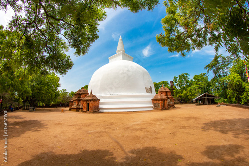 Foto Historic Ancient Buddhist Dagoba Kiri Vehera Stupa in the Ancient City of Polonn