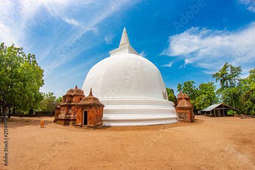 Fotografía Historic Ancient Buddhist Dagoba Kiri Vehera Stupa in the Ancient City of Polonn