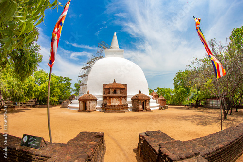 Fotografía Historic Ancient Buddhist Dagoba Kiri Vehera Stupa in the Ancient City of Polonn
