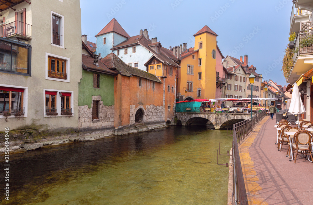 Fototapeta premium Traditional colorful houses, stone bridge and waterfront promenade along a canal in Annecy, France.