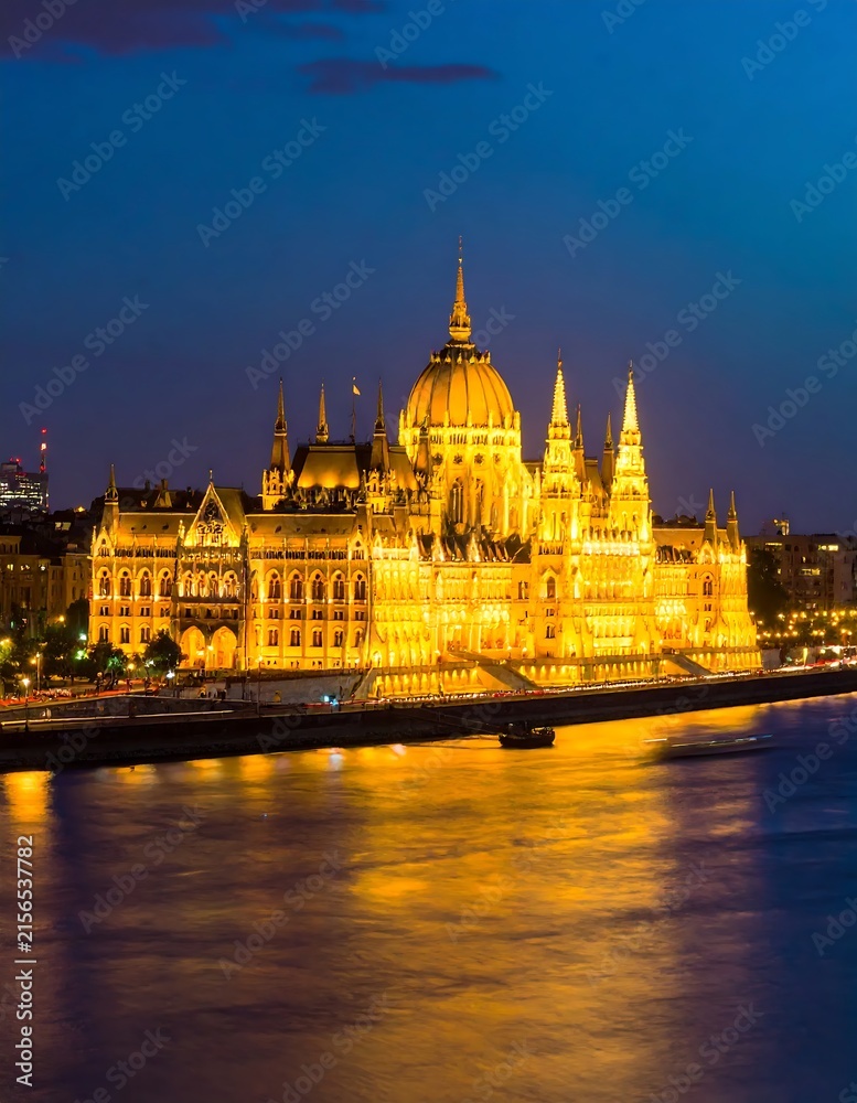 Naklejka premium Golden domed cathedral at dusk with illuminated reflections.
