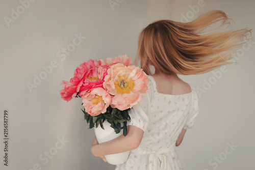 Foto Whirling through a floral dream with peonies in hand, a celebration of femininit