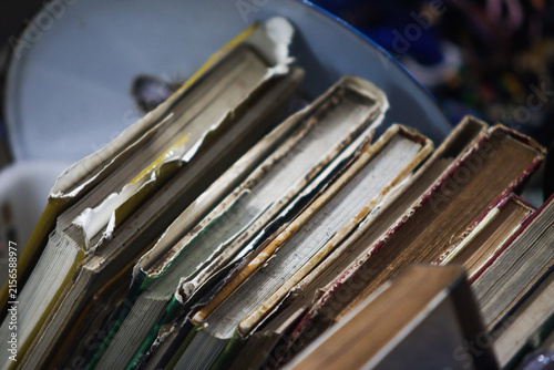 Cuadro en lienzo Detailed shot of vintage old books stack showing aged paper pages and worn hardc