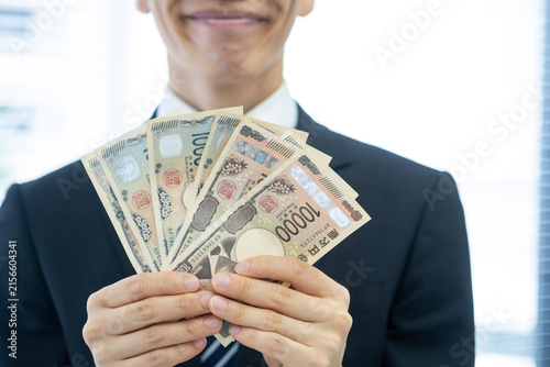 Fototapeta お金や給料を持つビジネスマン