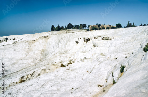 Historisches Farbfoto des Touristehotspots und UNESCO-Welterbes der Kalksinterterrassen von Pamukkale mit der sie einbettenden Landschaft im Sommer, Türkei, 04.Mai 2003