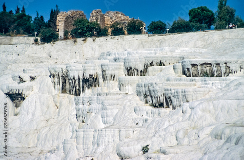 Historisches Farbfoto des Touristehotspots und UNESCO-Welterbes der Kalksinterterrassen von Pamukkale mit der sie einbettenden Landschaft im Sommer, Türkei, 04.Mai 2003