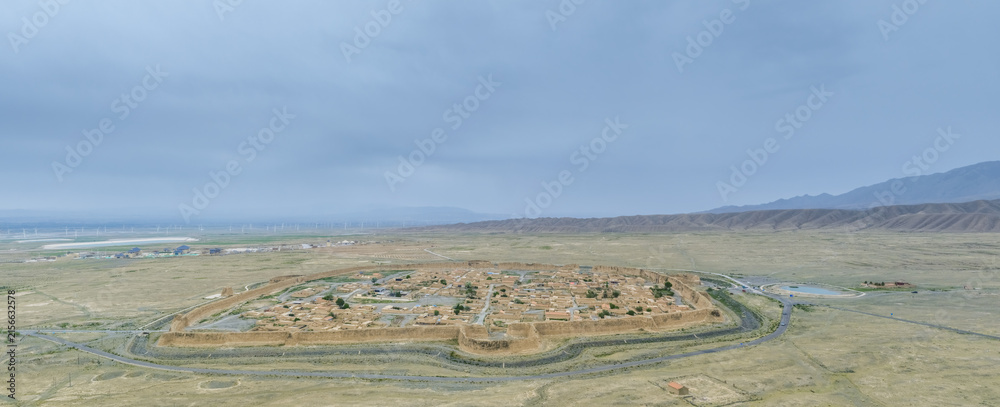Obraz premium Yongtai Ancient City Fortress Amid Vast Gobi Desert Landscape, Gansu, China