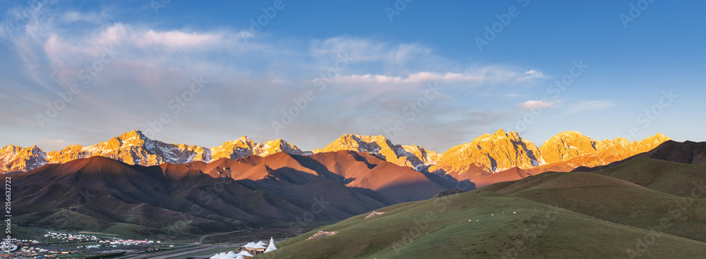Naklejka premium Golden Sunrise over Maya Snow Mountain with Alpine Grassland