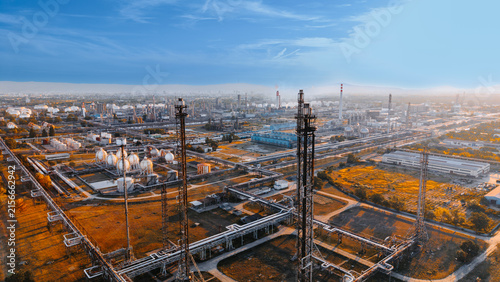 Bild auf Leinwand Tall metal lattice towers and pipeline network at oil refinery