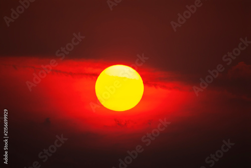 Tramonto rosso infuocato dietro le nuvole