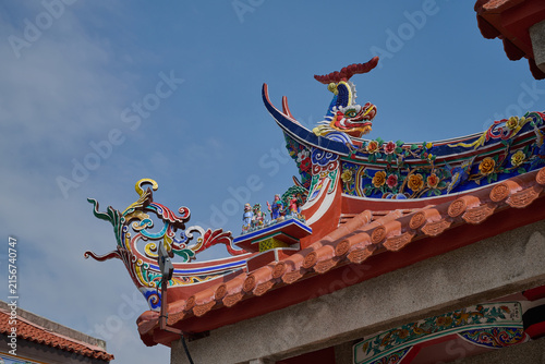 Fotografía Traditional Chinese Taoist Temple Roof with Ornate Dragon Decorations