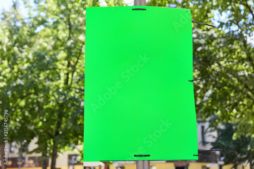 Leeres grünes Wahlplakat in Berlin als Mockup Template Design Vorlage
