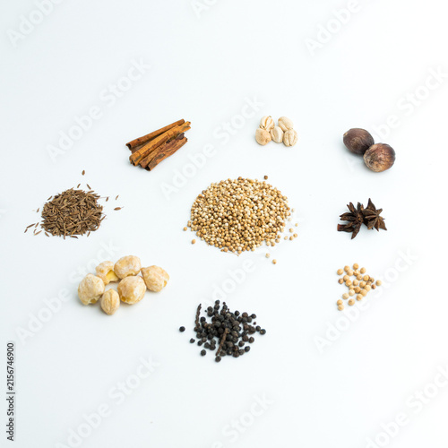 Foto Assortment of dry cooking spices including cinnamon star anise coriander and nut
