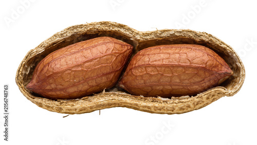 Foto Two brown peanuts inside a cracked peanut shell, isolated on transparent backgro