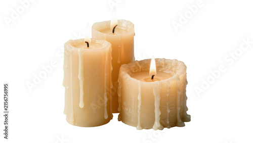 Foto Three dripping pillar candles with burning flames, isolated on transparent backg