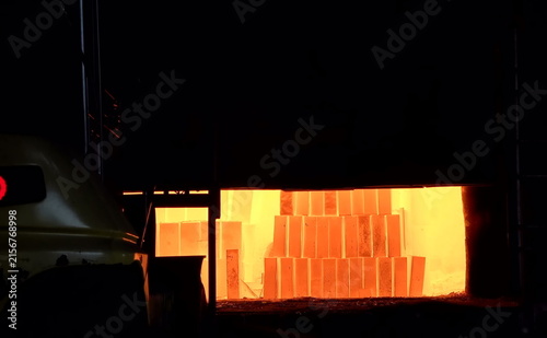 Foto A high-temperature furnace glows bright orange, revealing neatly arranged refractory blocks inside