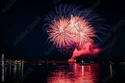 Obraz na plátně Fireworks Electrify Pyrotechnics Over The Water At The Barbican As Part Of The 2