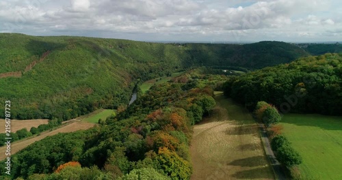 Drohnenflug über die weiten Wälder und Täler der Eifel in Hürtgenwald