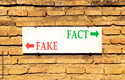 Foto Fact or fake words symbol
