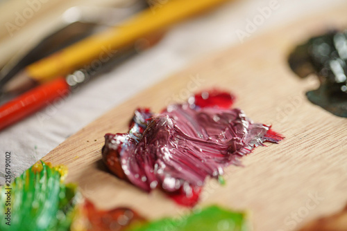 Fotografía Close-up detail of glossy impasto oil paint swatch and soft bokeh paintbrushes o