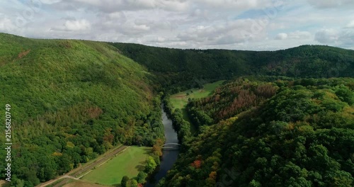 Luftaufnahme eines idyllischen Tals mit dichtem Waldgebiet in Nordrhein-Westfalen