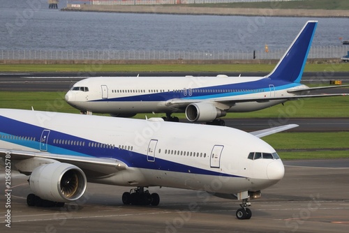 Fototapeta 羽田空港の誘導路を走行する2機の飛行機