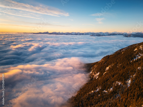 Fotografie Breathtaking sea of clouds and mountain inversion at sunset in British Columbia