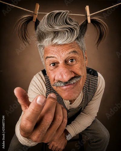 Skurriles Portrait eines Seniors