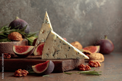 Bild auf Leinwand Blue cheese with fresh figs, rosemary, and walnuts.