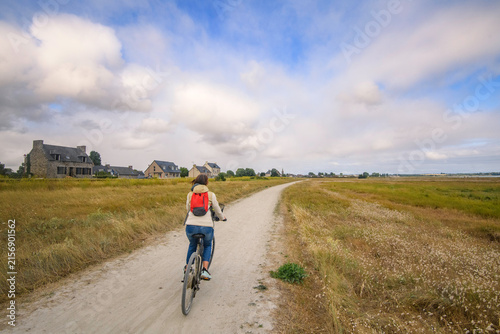 Femme cycliste sur un sentier piste cyclable  dans la baie du Mont Saint Michel à Cherrueix