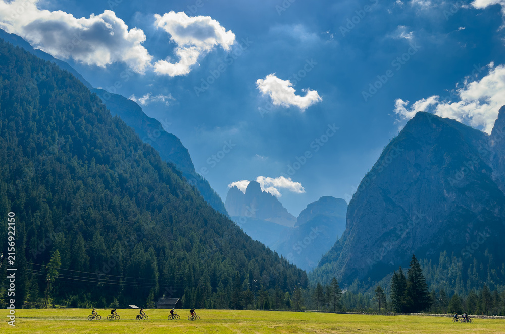 Obraz premium beautiful scenery of a mountain landscape under the sunlight