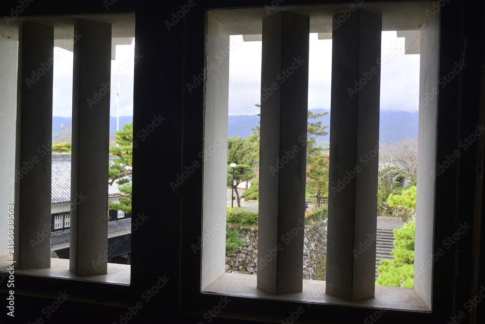 Fototapeta premium 高知城の古い格子、外景を背景にした木製の明り取り枠