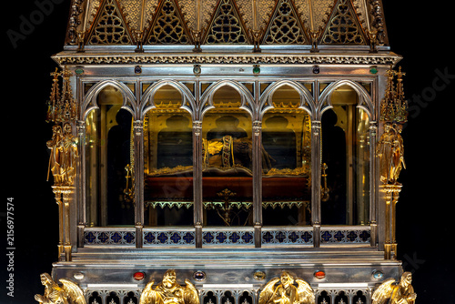 фотографія The Holy Right reliquary in the chapel of the Sainte Dextre inside Saint Stephen