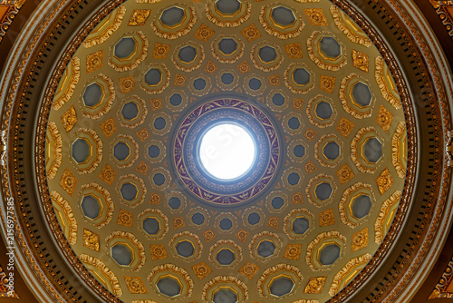 Obraz na plátně Geometric coffered dome ceiling radiating toward a central oculus inside Saint S