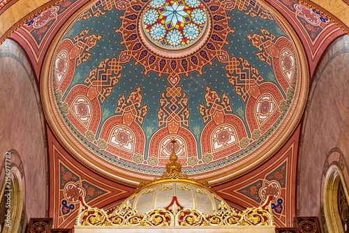 Foto Painted apse ceiling above the Torah ark inside Dohany Street Synagogue in the E