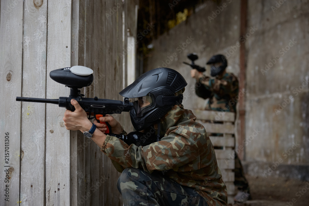 Naklejka premium A soldier is taking a defensive position behind the cover during tactical weapon training