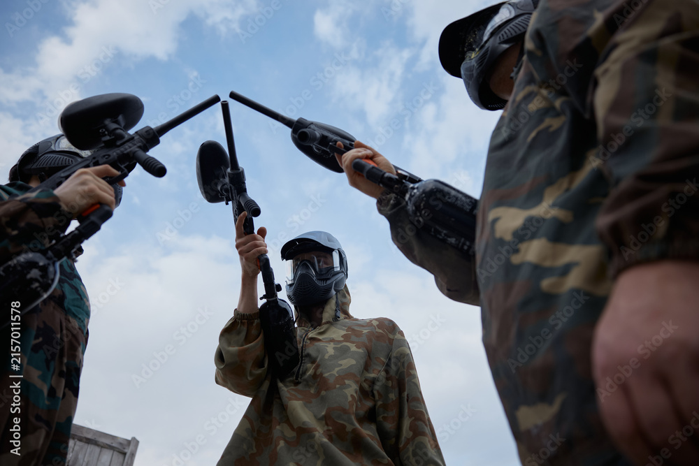 Naklejka premium Group of several soldiers hold their weapons while on a training field