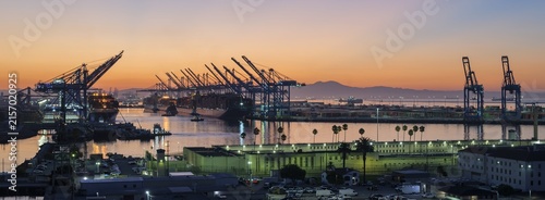 Foto LOS ANGELES, CA, USA - AUGUST 14, 2026: Container ships docked under gantry cran