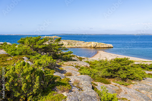 Felsen und Bäume an der Küste der Insel Saltö nahe Strömstad, Schweden