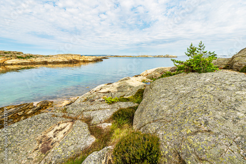 Felsen an der Küste der Insel Rossö nahe Strömstad, Schweden