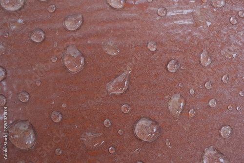 Fotografía Water droplets on painted metal rain gutter close up