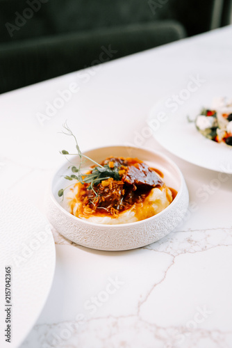Canvastavla Braised beef with mashed potatoes in a ceramic bowl